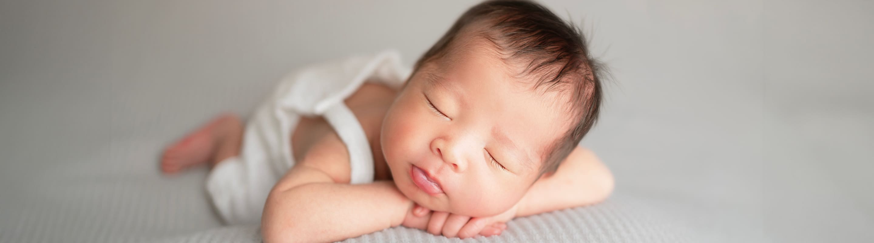 頬杖をつく赤ちゃん